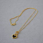 Schwarz-weiße Herz-Halskette in Gold