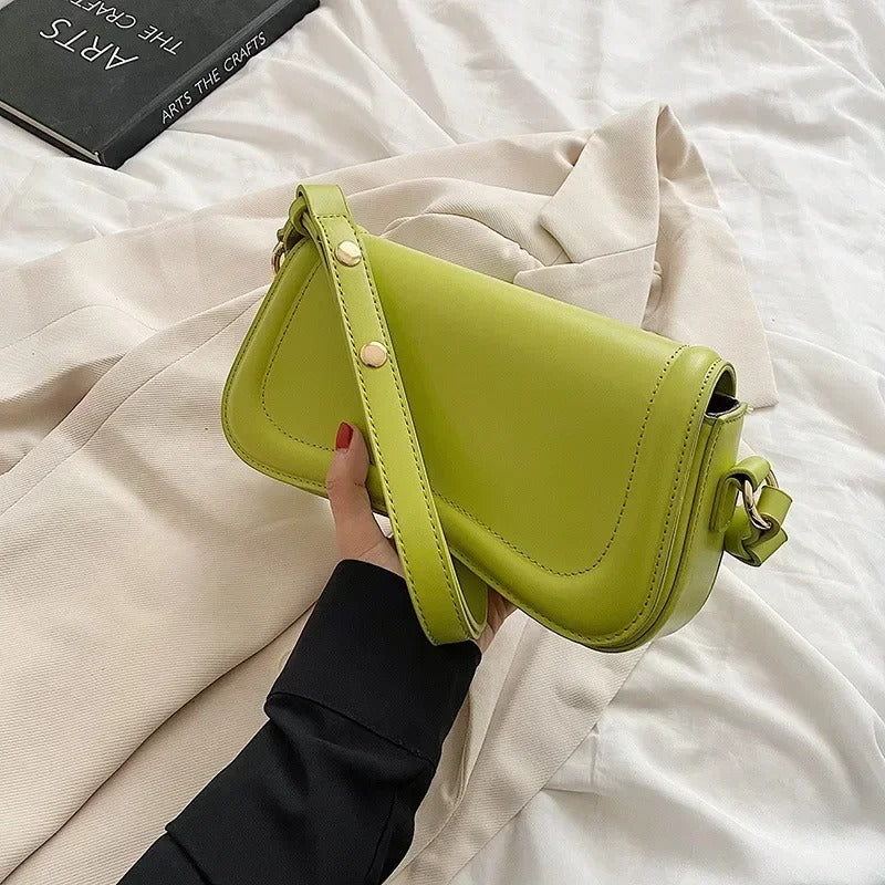 Cadence Handtasche aus veganem Leder mit gewellter Klappe