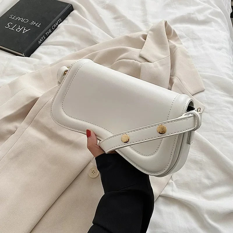 Cadence Handtasche aus veganem Leder mit gewellter Klappe