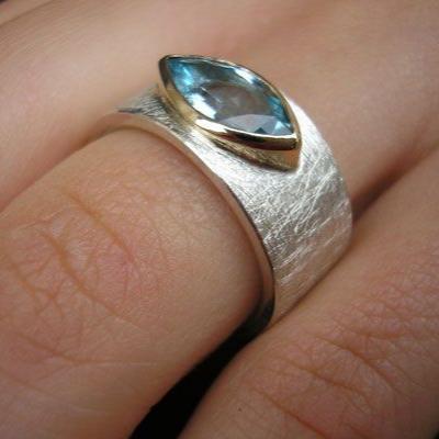 Druppelring met blauwe kristallen inleg