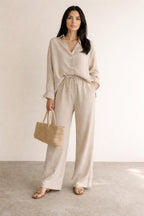 Full body view of the model wearing Katja | Damen Leinen-Set