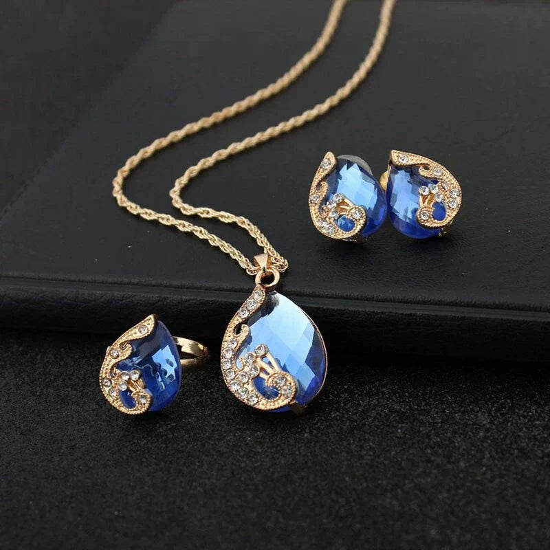 Blauwe kristallen ketting + oorbellen set in blauw kristal in goud