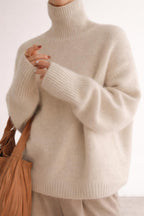Detail shot of Juliette - Premium Feinstrick Rollkragen
