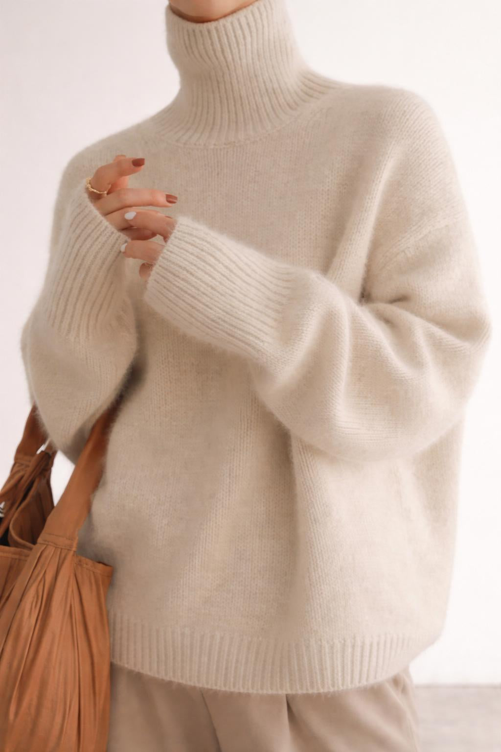 Detail shot of Juliette - Premium Feinstrick Rollkragen