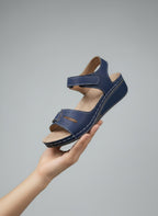 Hand held display of Bequeme Damen-Sandalen mit Klettverschluss & dicker Sohle