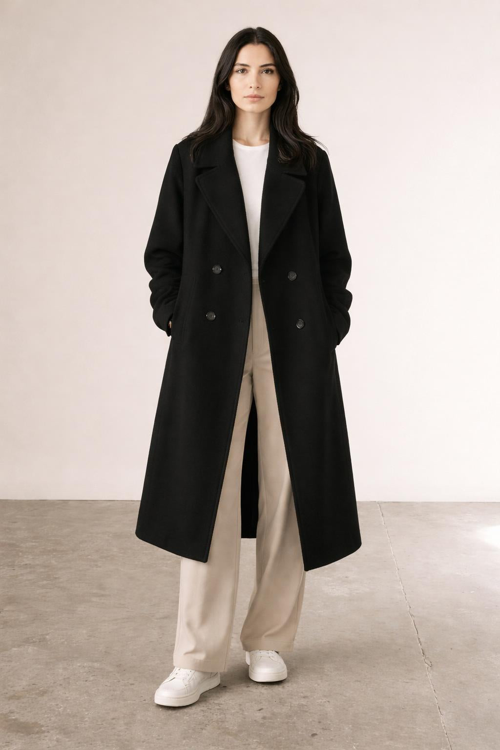 Full body view of the model wearing Warmer Wintermantel mit elegantem Design