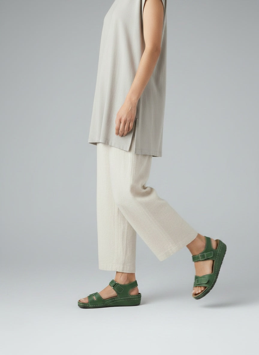 Walking motion of the model wearing Bequeme Damen-Sandalen mit Klettverschluss & dicker Sohle