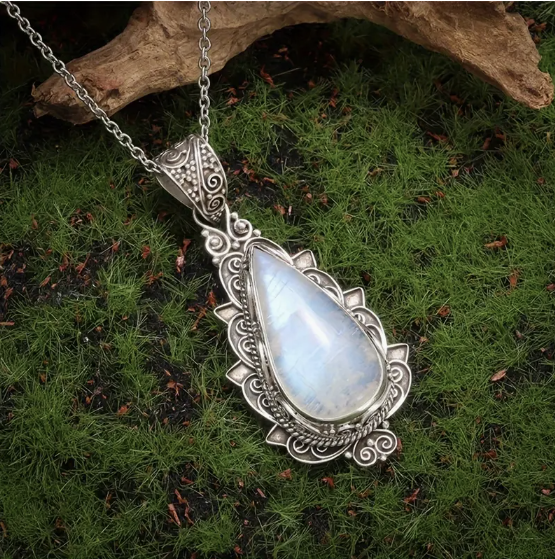 Maansteen ketting in vintage zetting