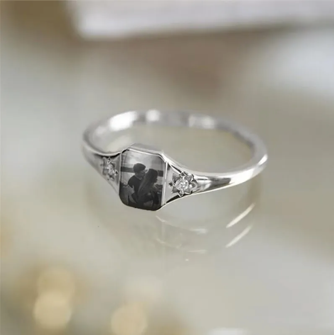 Elegante diamanten ring met gepersonaliseerde fotogravure