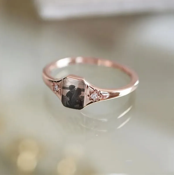 Elegante diamanten ring met gepersonaliseerde fotogravure