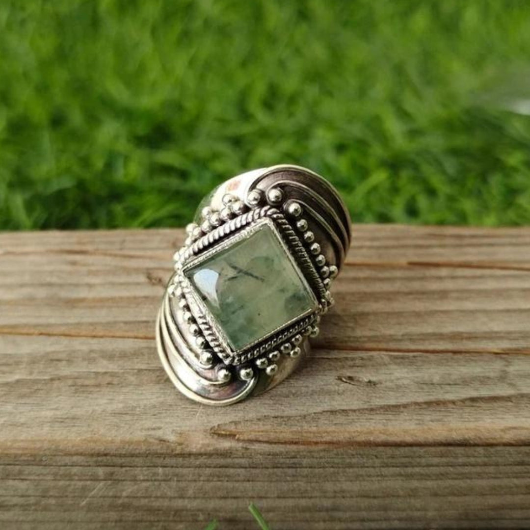 Luxueuze ring met smaragdgravure
