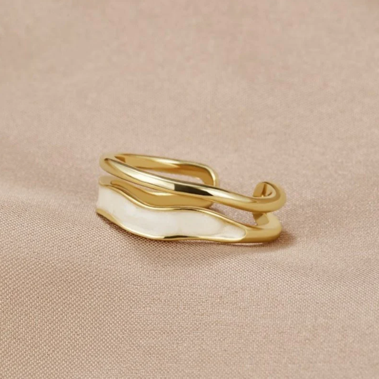 Elegante ring van wit emaille in goud