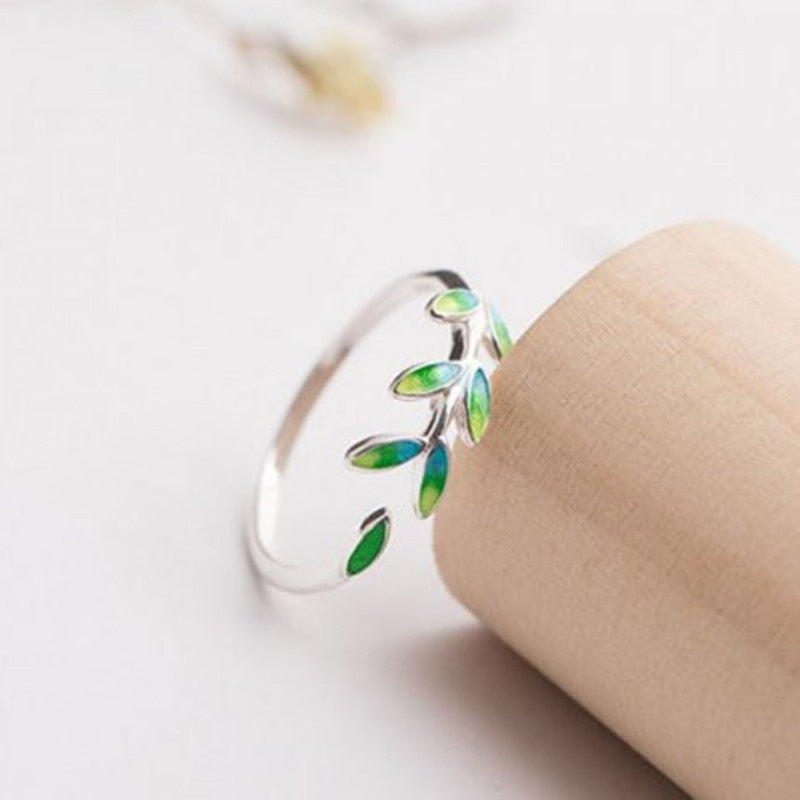 Verstelbare ring van groen geëmailleerde bladeren in zilver
