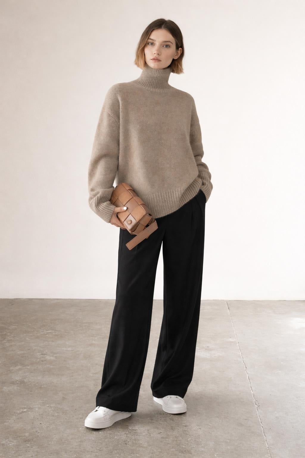 Full body view of the model wearing Juliette - Premium Feinstrick Rollkragen