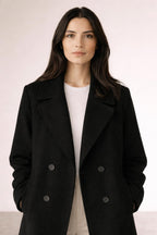 Close-up of the model wearing Warmer Wintermantel mit elegantem Design