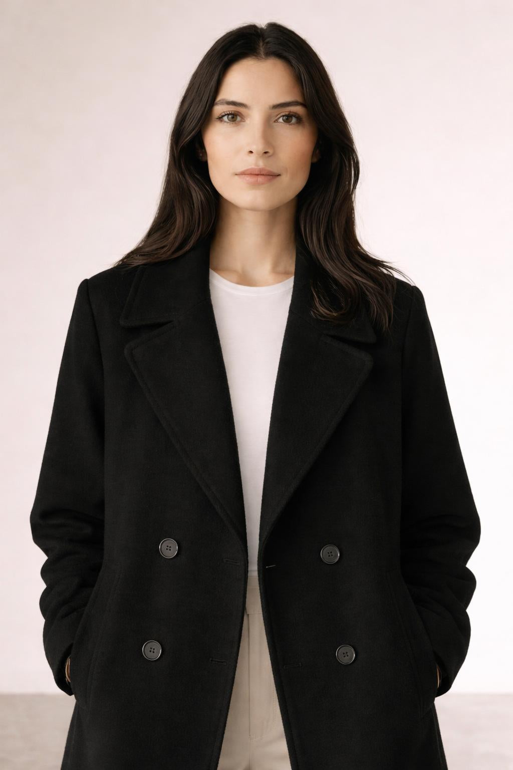 Close-up of the model wearing Warmer Wintermantel mit elegantem Design