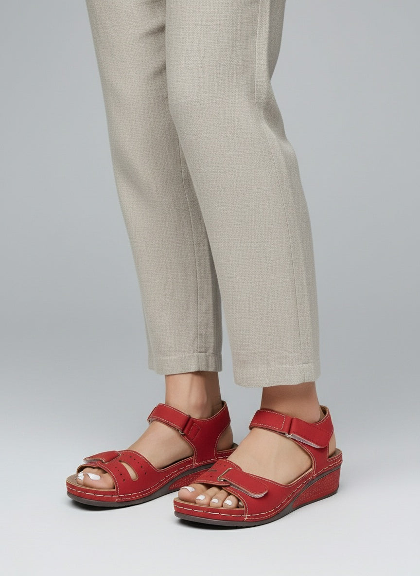 Close-up lower legs and shoes of the model wearing Bequeme Damen-Sandalen mit Klettverschluss & dicker Sohle