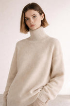 Close-up of the model wearing Juliette - Premium Feinstrick Rollkragen