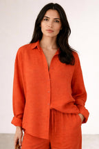 Close-up of the model wearing Katja | Damen Leinen-Set