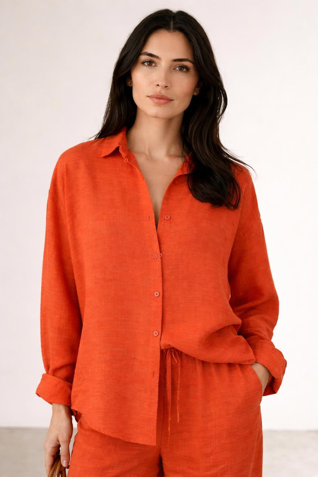 Close-up of the model wearing Katja | Damen Leinen-Set