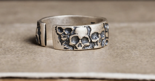 Vintage gouden gesmede ring met blauwe ingelegde kristallen