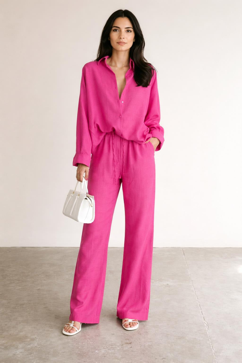 Full body view of the model wearing Katja | Damen Leinen-Set