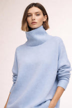 Close-up of the model wearing Margot - Gestrickter Rollkragenpullover