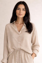 Close-up of the model wearing Katja | Damen Leinen-Set