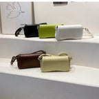 Cadence Handtasche aus veganem Leder mit gewellter Klappe