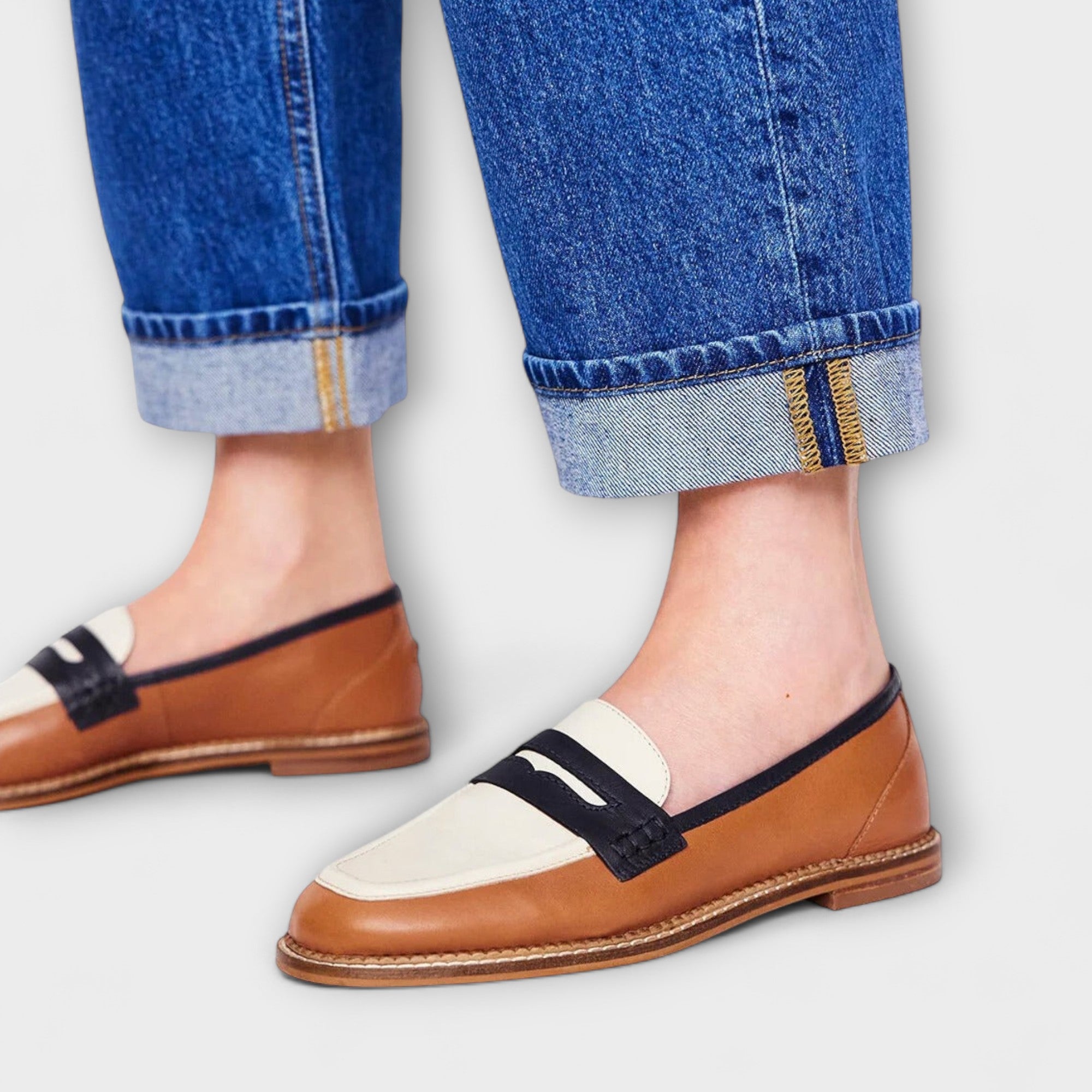 Oceane – Bruine loafer met ronde neus en colourblock-design
