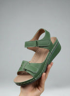 Hand held display of Bequeme Damen-Sandalen mit Klettverschluss & dicker Sohle