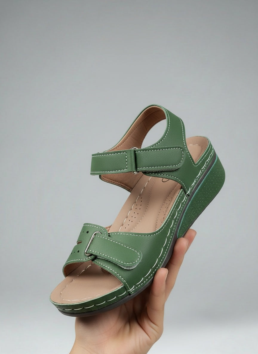 Hand held display of Bequeme Damen-Sandalen mit Klettverschluss & dicker Sohle