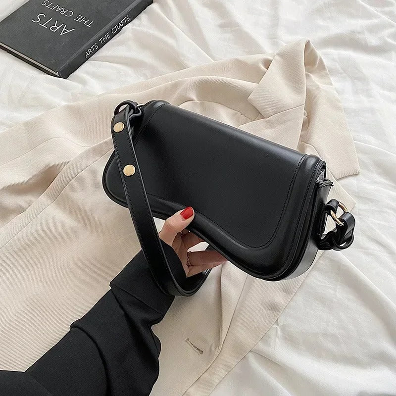 Cadence Handtasche aus veganem Leder mit gewellter Klappe