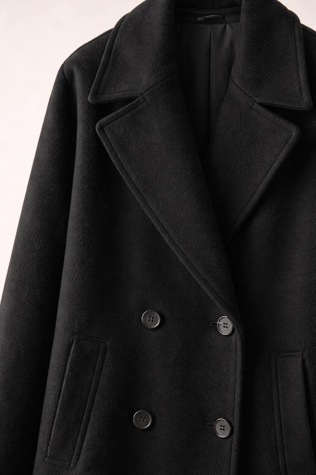 Detail shot of Warmer Wintermantel mit elegantem Design