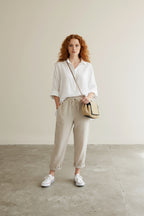 Full body view of the model wearing Hose reine Baumwolle einfarbig