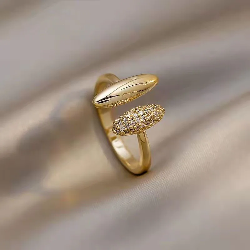 Elegante, vergulde ring met briljantslijpsel