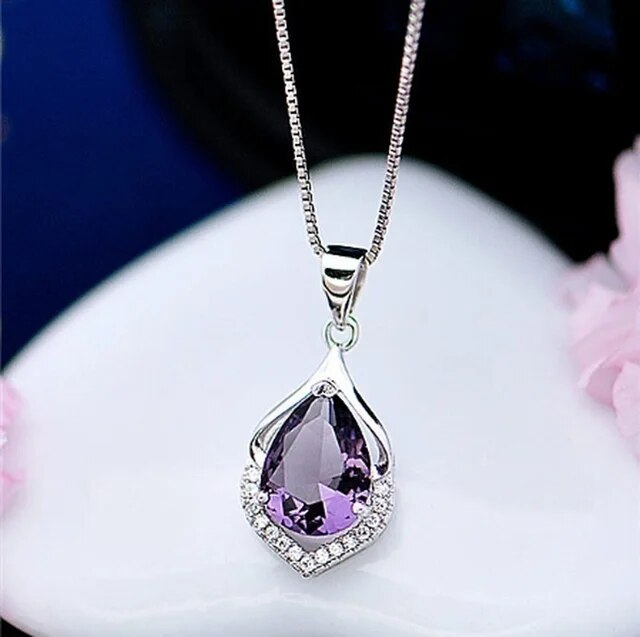 Elegante halsketting met paarse kristal