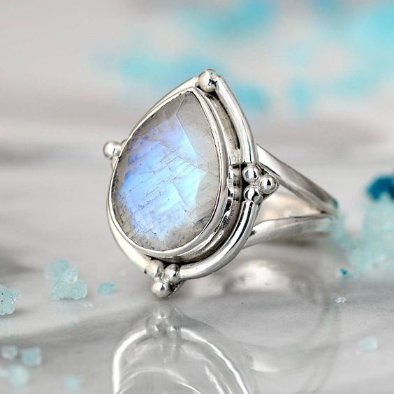 Vintage witte opalen ring in druppelvorm