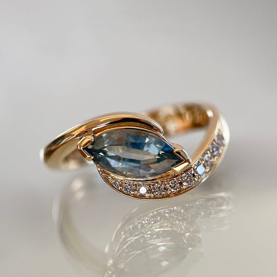 Briljantblauwe kristallen ring vintage