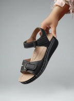 Hand held display of Bequeme Damen-Sandalen mit Klettverschluss & dicker Sohle