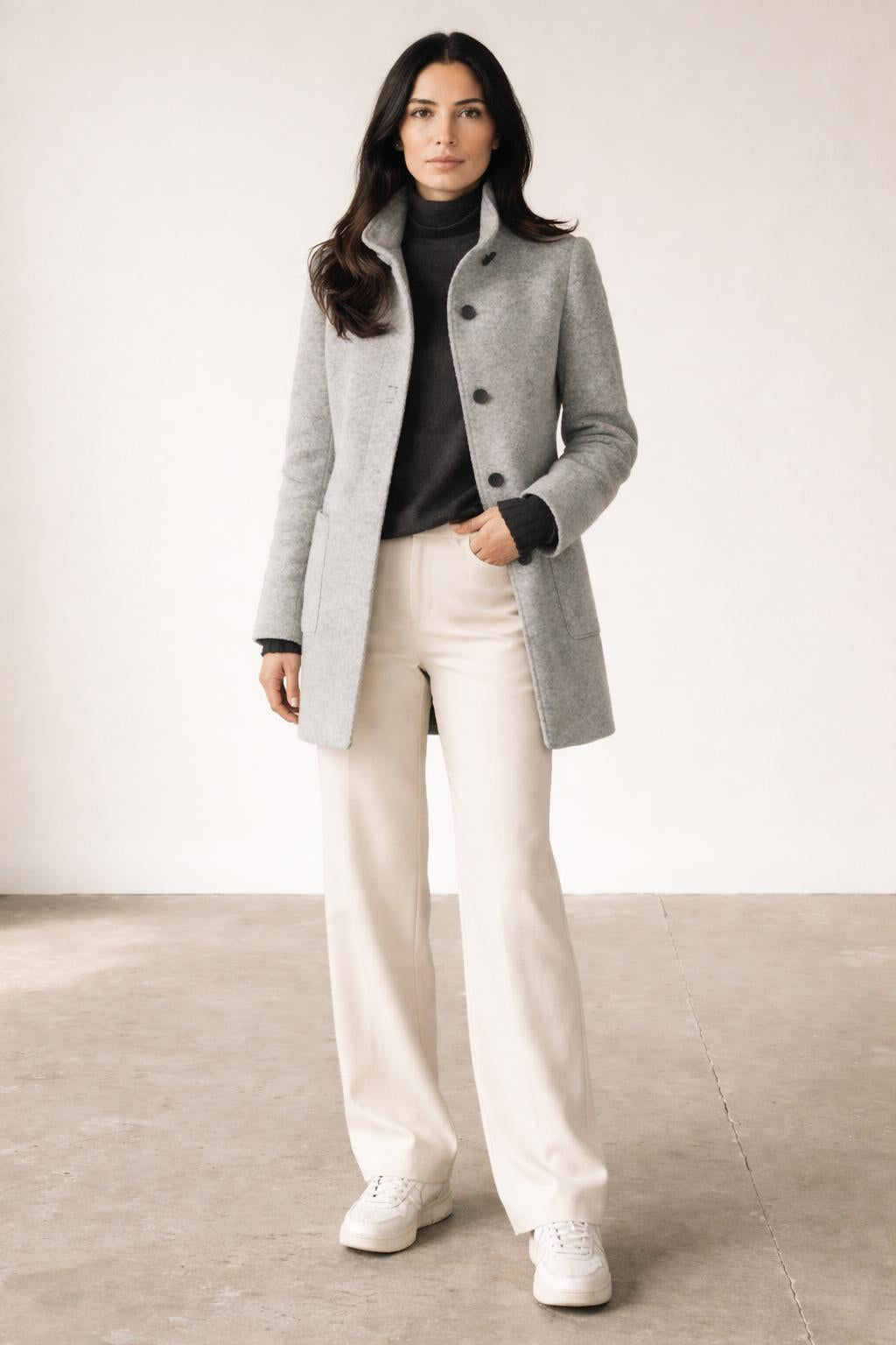 Full body view of the model wearing Megan - klassischer Mantel