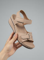 Hand held display of Bequeme Damen-Sandalen mit Klettverschluss & dicker Sohle