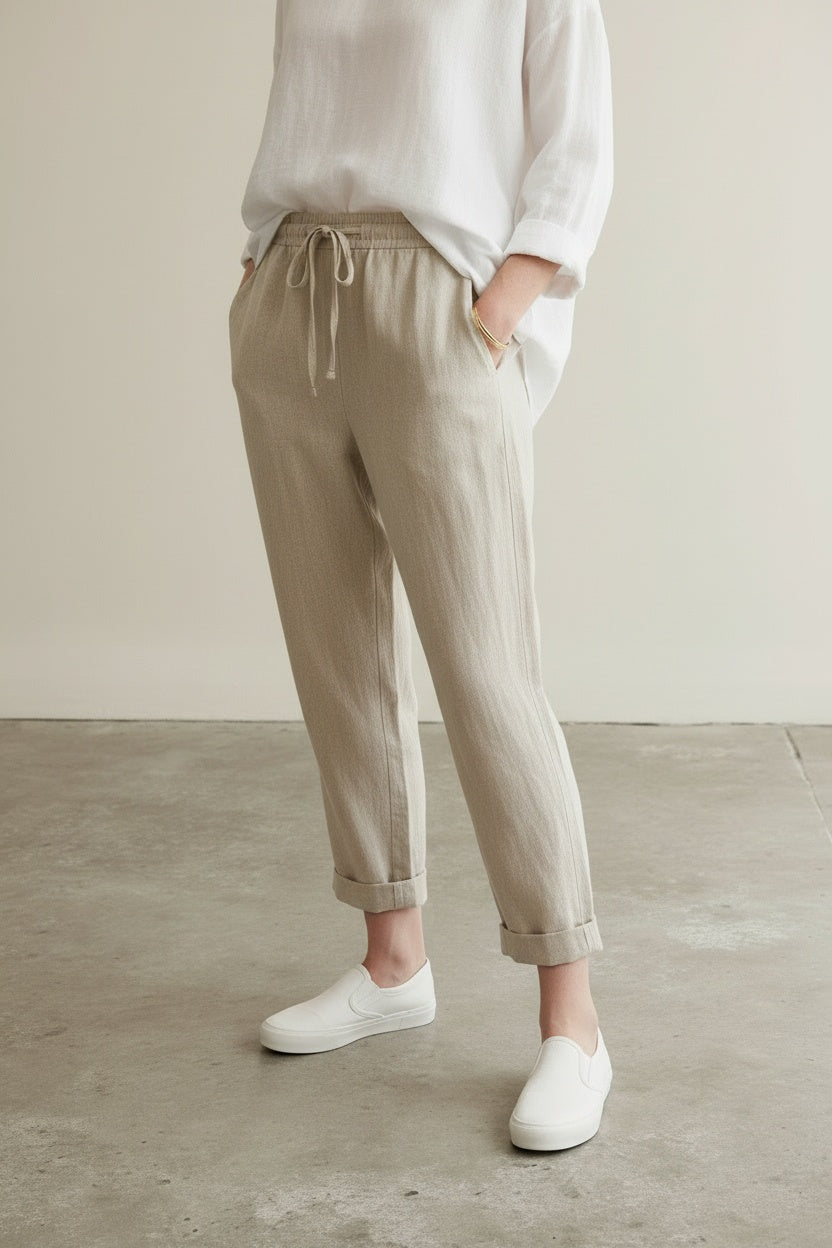 Close-up of the model's lower body wearing Hose reine Baumwolle einfarbig