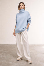 Full body view of the model wearing Margot - Gestrickter Rollkragenpullover
