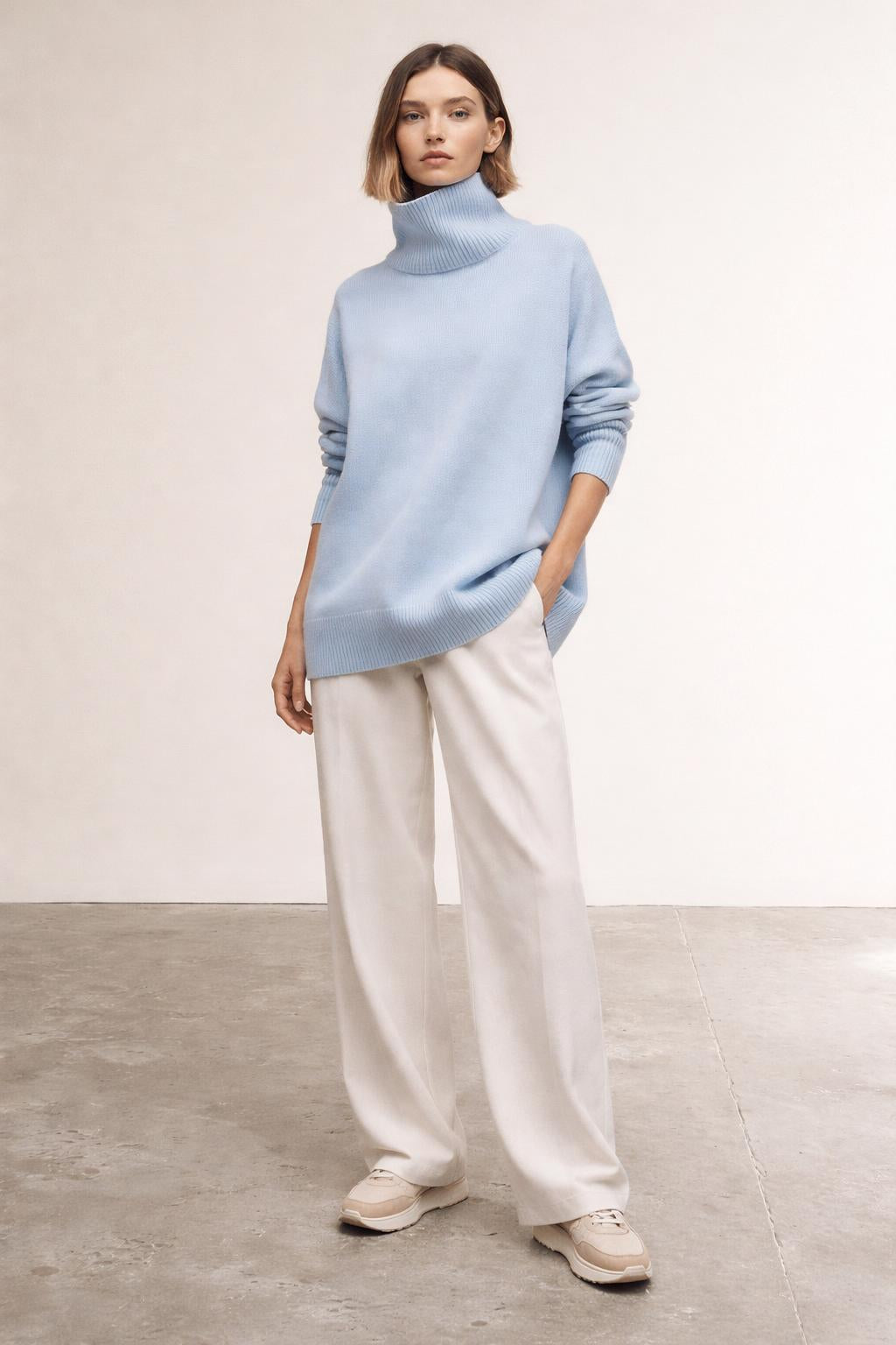 Full body view of the model wearing Margot - Gestrickter Rollkragenpullover