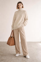 Full body view of the model wearing Juliette - Premium Feinstrick Rollkragen