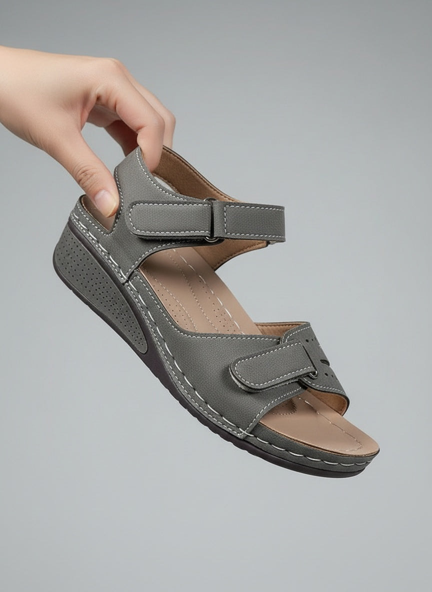 Hand held display of Bequeme Damen-Sandalen mit Klettverschluss & dicker Sohle