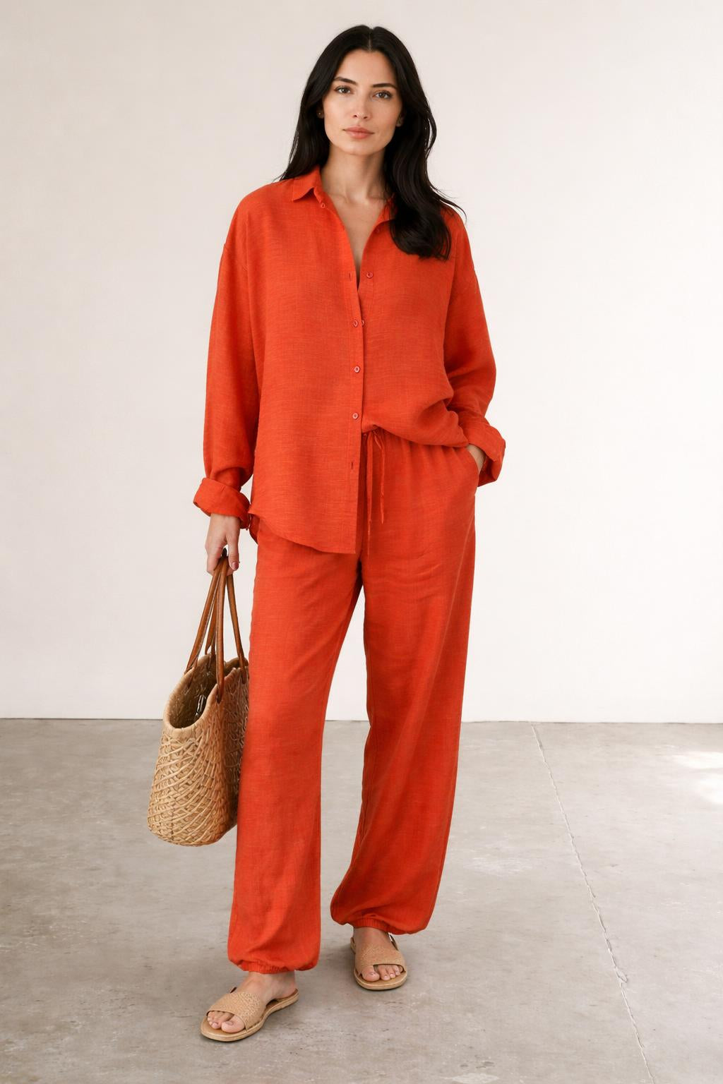 Full body view of the model wearing Katja | Damen Leinen-Set