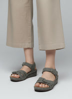Close-up lower legs and shoes of the model wearing Bequeme Damen-Sandalen mit Klettverschluss & dicker Sohle