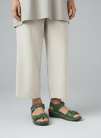 Close-up lower legs and shoes of the model wearing Bequeme Damen-Sandalen mit Klettverschluss & dicker Sohle
